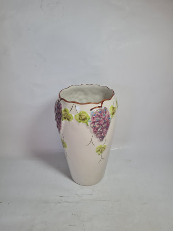 Ваза винтажная C.L.F. Faincas / Alcobaca с виноградными гроздьями, керамика, 23.5 см, Португалия, 1970-80гг.