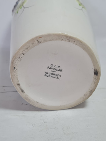 Ваза винтажная C.L.F. Faincas / Alcobaca с виноградными гроздьями, керамика, 23.5 см, Португалия, 1970-80гг.