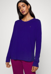 Tommy Hilfiger TEE AND PANT PYJAMA SET Pyjama set lazurite/baseball stripes ПИЖАМНЫЙ КОМПЛЕКТ С ФУТБОЛКОЙ И БРЮКАМИ Пижамный комплект лазурит/бейсбольные полосы