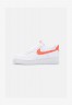 Nike Sportswear AIR FORCE 1 07 ESS SNKR Sneaker low white/rush orange AIR FORCE 1 07 ESS SNKR кроссовки женские низкие белый/оранжевый