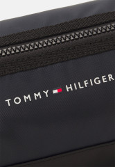 Tommy Hilfiger SKYLINE WASHBAG UNISEX Wash bag space blue SKYLINE WASHBAG UNISEX Сумка для стирки космический синий