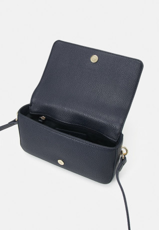 Tommy Hilfiger EMBLEM FLAP CROSSOVER Across body bag space blue EMBLEM FLAP CROSSOVER Сумка через плечо космический синий