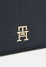 Tommy Hilfiger EMBLEM FLAP CROSSOVER Across body bag space blue EMBLEM FLAP CROSSOVER Сумка через плечо космический синий