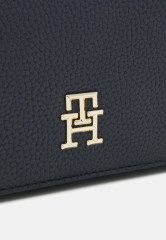 Tommy Hilfiger EMBLEM FLAP CROSSOVER Across body bag space blue EMBLEM FLAP CROSSOVER Сумка через плечо космический синий