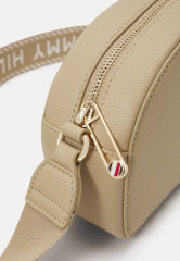 Tommy Hilfiger HALF MOON CAMERA BAG Across body bag beige СУМКА ДЛЯ КАМЕРЫ HALF MOON Сумка через плечо бежевый