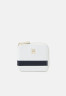 Tommy Hilfiger POPPY STRIPES Wallet breton POPPY STRIPES Кошелек бретон
