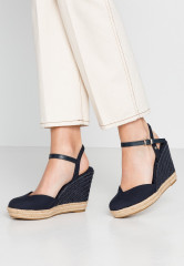 Tommy Hilfiger BASIC CLOSED TOE HIGH WEDGE High heeled sandals desert sky BASIC CLOSED TOE HIGH WEDGE Босоножки на высоком каблуке небо пустыни