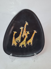 Тарелка декоративная винтажная Karlsruhe, черная керамика с ярким рисунком "Жирафы", ручная работа, 27,5 x 24 x 3 см, Германия, 1960-70гг.
