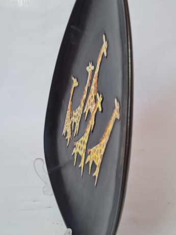 Тарелка декоративная винтажная Karlsruhe, черная керамика с ярким рисунком "Жирафы", ручная работа, 27,5 x 24 x 3 см, Германия, 1960-70гг.