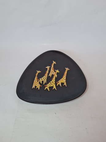 Тарелка декоративная винтажная Karlsruhe, черная керамика с ярким рисунком "Жирафы", ручная работа, 27,5 x 24 x 3 см, Германия, 1960-70гг.