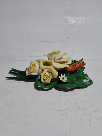 Композиция винтажная декоративная фарфоровая, бело-желтые цветы на зеленых листьях, Capodimonte, 11 x 6 x 3,5 см, Италия, 1960-70гг.