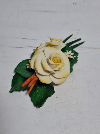 Композиция винтажная декоративная фарфоровая, бело-желтые цветы на зеленых листьях, Capodimonte, 11 x 6 x 3,5 см, Италия, 1960-70гг.