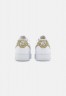 Nike Sportswear AIR FORCE 1 07 ESS SNKR Sneaker low white/barley AIR FORCE 1 07 ESS SNKR кроссовки женские низкие белый/ячмень