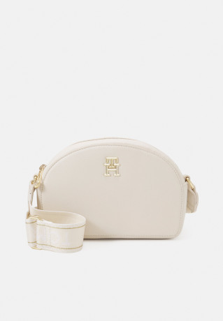 Tommy Hilfiger HALF MOON CAMERA BAG Across body bag weathered white СУМКА ДЛЯ КАМЕРЫ HALF MOON Сумка через плечо выветрившийся белый