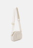Tommy Hilfiger HALF MOON CAMERA BAG Across body bag weathered white СУМКА ДЛЯ КАМЕРЫ HALF MOON Сумка через плечо выветрившийся белый