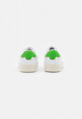 Tommy Hilfiger ELEVATED ESSENTIAL COURT  Trainers white/galvanic green ПОВЫШЕННЫЙ ESSENTIAL COURT Кроссовки белый/гальванический зеленый