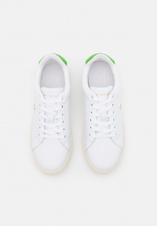 Tommy Hilfiger ELEVATED ESSENTIAL COURT Trainers white/galvanic green ПОВЫШЕННЫЙ ESSENTIAL COURT Кроссовки белый/гальванический зеленый