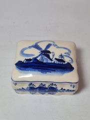 Шкатулка винтажная Delft Blue, дельфтский фарфор с рисунком в синих тонах "Мельница", 10,5 x 8,5 x 5,5 см, Голландия, 1960-70гг.