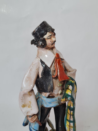 Статуэтка винтажная Termine Sciacca "Мужчина в национальном костюме со скатертью в руке", фарфор, 28 см, Германия, 1960-70гг.