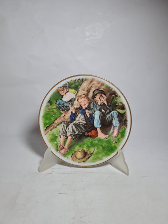 Тарелка декоративная винтажная Crown Bavaria / коллекция "Приключения Тома Сойера" (Норман Рокуэлл) "Первая сигарета" / диз. Дейв Гроссман, фарфор, 19.5 см, Германия, 1977 год