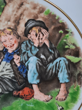 Тарелка декоративная винтажная Crown Bavaria / коллекция "Приключения Тома Сойера" (Норман Рокуэлл) "Первая сигарета" / диз. Дейв Гроссман, фарфор, 19.5 см, Германия, 1977 год