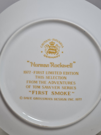 Тарелка декоративная винтажная Crown Bavaria / коллекция "Приключения Тома Сойера" (Норман Рокуэлл) "Первая сигарета" / диз. Дейв Гроссман, фарфор, 19.5 см, Германия, 1977 год