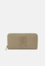Tommy Hilfiger TIMELESS LARGE DEBOSS Wallet beige TIMELESS LARGE DEBOSS Бумажник бежевый