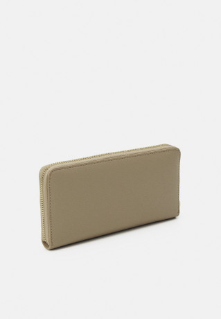 Tommy Hilfiger TIMELESS LARGE DEBOSS Wallet beige TIMELESS LARGE DEBOSS Бумажник бежевый
