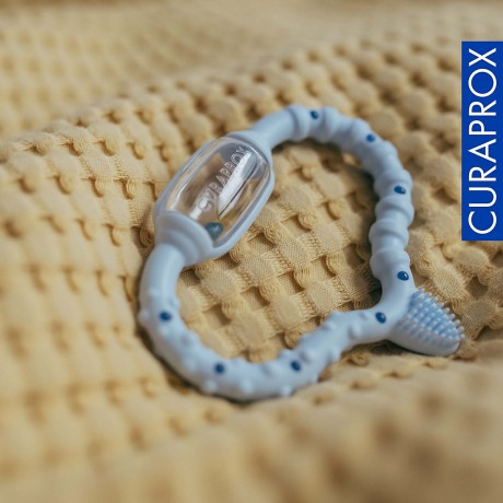 Curaprox Baby-Beissring mit Rassel  Lernzahnburste Детское кольцо для прорезывания зубов с обучающей зубной щеткой-погремушкой