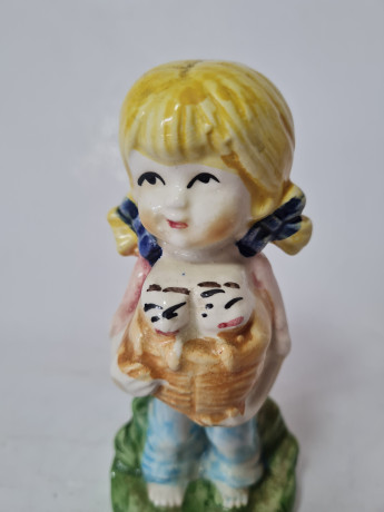 Статуэтка винтажная Im Still Goebel "Девочка с котятами в корзинке", фарфор, 11 см, Германия, 1960-70гг.