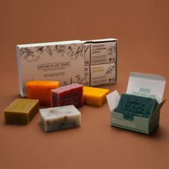 SAPONE DI UN TEMPO Geschenkpackung mit 4 sortierten 100 g Bio-Seifenlaugen  Подарочная упаковка из 4 органических мыльных растворов по 100 г в ассортименте.