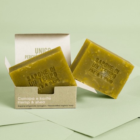 SAPONE DI UN TEMPO Geschenkpackung mit 4 sortierten 100 g Bio-Seifenlaugen  Подарочная упаковка из 4 органических мыльных растворов по 100 г в ассортименте.