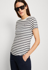 Tommy Hilfiger 1985 C NK SS Basic T-shirt white/desert sky 1985 C NK SS — базовая футболка белое/пустынное небо