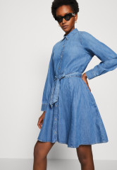 Tommy Hilfiger BELTED DRESS Denim dress lyra ПЛАТЬЕ С ПОЯСОМ Джинсовое платье лира