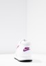 Nike Sportswear OUTBURST Sneaker low white/bright grape/black OUTBURST Низкие кроссовки женские белый/светлый виноградный/черный