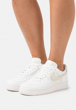 Nike Sportswear AIR FORCE 1 07 Sneaker low summit white/fossil AIR FORCE 1 07 Низкие кроссовки женские саммит белый/ископаемый
