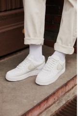 Nike Sportswear AIR FORCE 1 07 Sneaker low summit white/fossil AIR FORCE 1 07 Низкие кроссовки женские саммит белый/ископаемый
