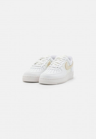 Nike Sportswear AIR FORCE 1 07 Sneaker low summit white/fossil AIR FORCE 1 07 Низкие кроссовки женские саммит белый/ископаемый