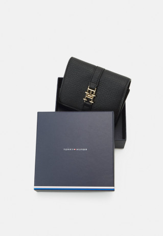 Tommy Hilfiger PLUSH FLAP WALLET Wallet black КОШЕЛЕК С ПЛЮШЕВЫМ КЛАПАНОМ Бумажник черный