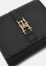 Tommy Hilfiger PLUSH FLAP WALLET Wallet black КОШЕЛЕК С ПЛЮШЕВЫМ КЛАПАНОМ Бумажник черный