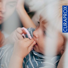 Curaprox Baby-Beissring mit Rassel  Lernzahnburste Детское кольцо для прорезывания зубов с обучающей зубной щеткой-погремушкой
