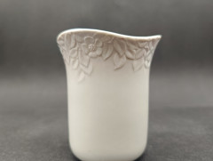 Ваза миниатюрная винтажная Goebel в бежево-розовых тонах, с объемным цветочным декором по краю, фарфор, 8 х 7 см, Германия, 1970-80гг.