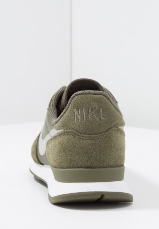 Nike Sportswear INTERNATIONALIST Sneaker low med olive/white INTERNATIONALIST Низкие кроссовки женские средний оливковый/белый