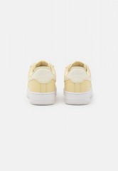 Nike Sportswear AIR FORCE 1 07 Sneaker low lemon drop/coconut milk/summit white AIR FORCE 1 07 Низкие кроссовки женские лимонная капля/кокосовое молоко/белая вершина
