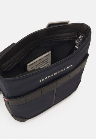 Tommy Hilfiger ELEVATED MINI CROSSOVER UNISEX Across body bag Space Blue ELEVATED MINI CROSSOVER UNISEX Сумка через плечо КосмосСиний