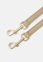 Tommy Hilfiger CASUAL CROSSOVER Across body bag beige CASUAL CROSSOVER Сумка через плечо бежевый