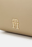 Tommy Hilfiger CASUAL CROSSOVER Across body bag beige CASUAL CROSSOVER Сумка через плечо бежевый