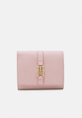 Tommy Hilfiger PLUSH FLAP WALLET Wallet soothing pink КОШЕЛЕК С ПЛЮШЕВЫМ КЛАПАНОМ Бумажник успокаивающий розовый