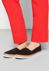 Tommy Hilfiger ICONIC KESHA SLIP ON Slip-ons black ICONIC KESHA SLIP ON Слипоны черный