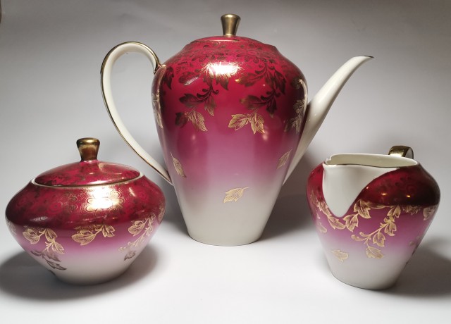 Чайный набор винтажный Johann Seltmann Bavaria Vohenstrauss, красный с обильной позолотой, 3 предмета, фарфор, 1950-60гг.